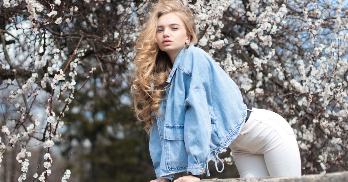 Kapryśna wiosna bez stresu: stylizacje, które nadążą za zmienną pogodą
