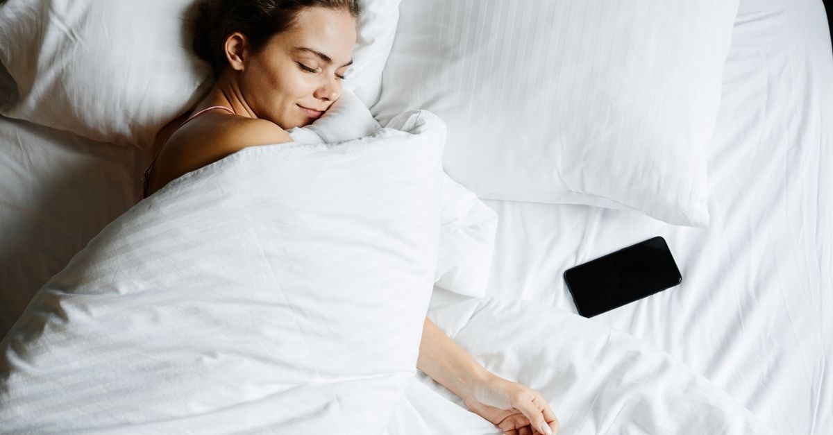 Twój smartwatch mówi, że spałeś świetnie? Jak czytać wyniki monitorowania snu z dystansem