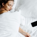 Twój smartwatch mówi, że spałeś świetnie? Jak czytać wyniki monitorowania snu z dystansem