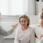 Jak rozmawiać po rozstaniu, żeby nie ranić? Komunikacja z szacunkiem między rodzicami dla dobra dziecka