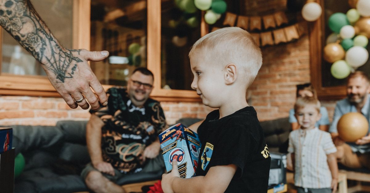 Tajemnica czy niespodzianka? Jak je rozróżniać i budować zaufanie zamiast milczenia