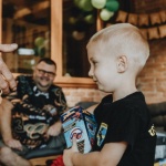 Tajemnica czy niespodzianka? Jak je rozróżniać i budować zaufanie zamiast milczenia