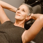 Menopauza i waga bez tajemnic: skąd się biorą wahania masy ciała i jak je opanować?