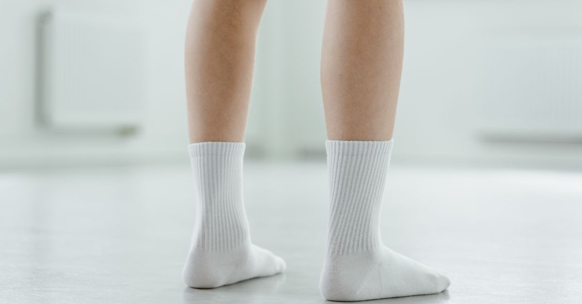 Skarpetki złuszczające pod lupą: jak działają i na jakie ryzyko warto uważać?