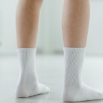 Skarpetki złuszczające pod lupą: jak działają i na jakie ryzyko warto uważać?