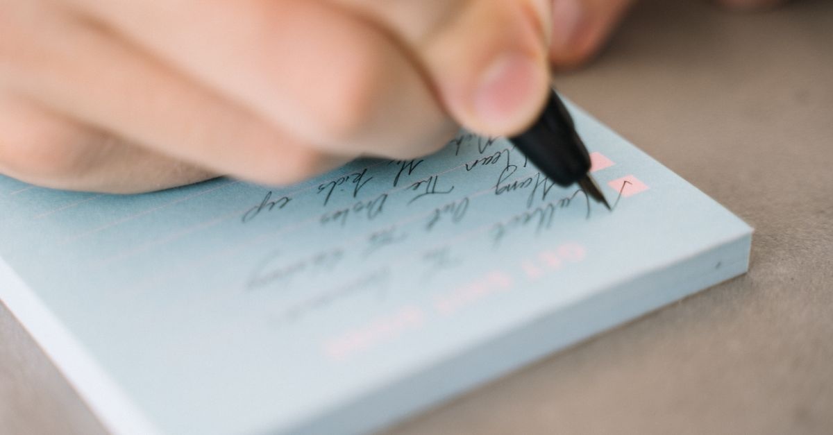 Wieczorny rytuał na kartce: jak w 10 minut domknąć dzień i zasnąć spokojniej