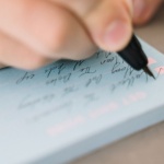 Wieczorny rytuał na kartce: jak w 10 minut domknąć dzień i zasnąć spokojniej